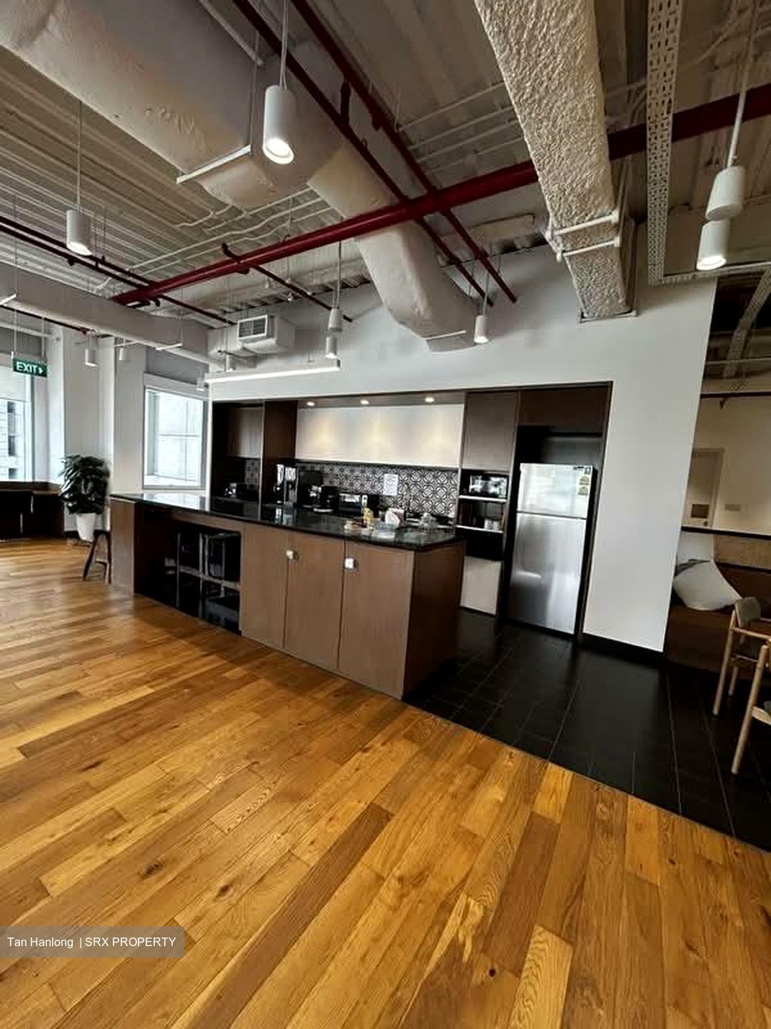 UE Square (D9), Office #558228301